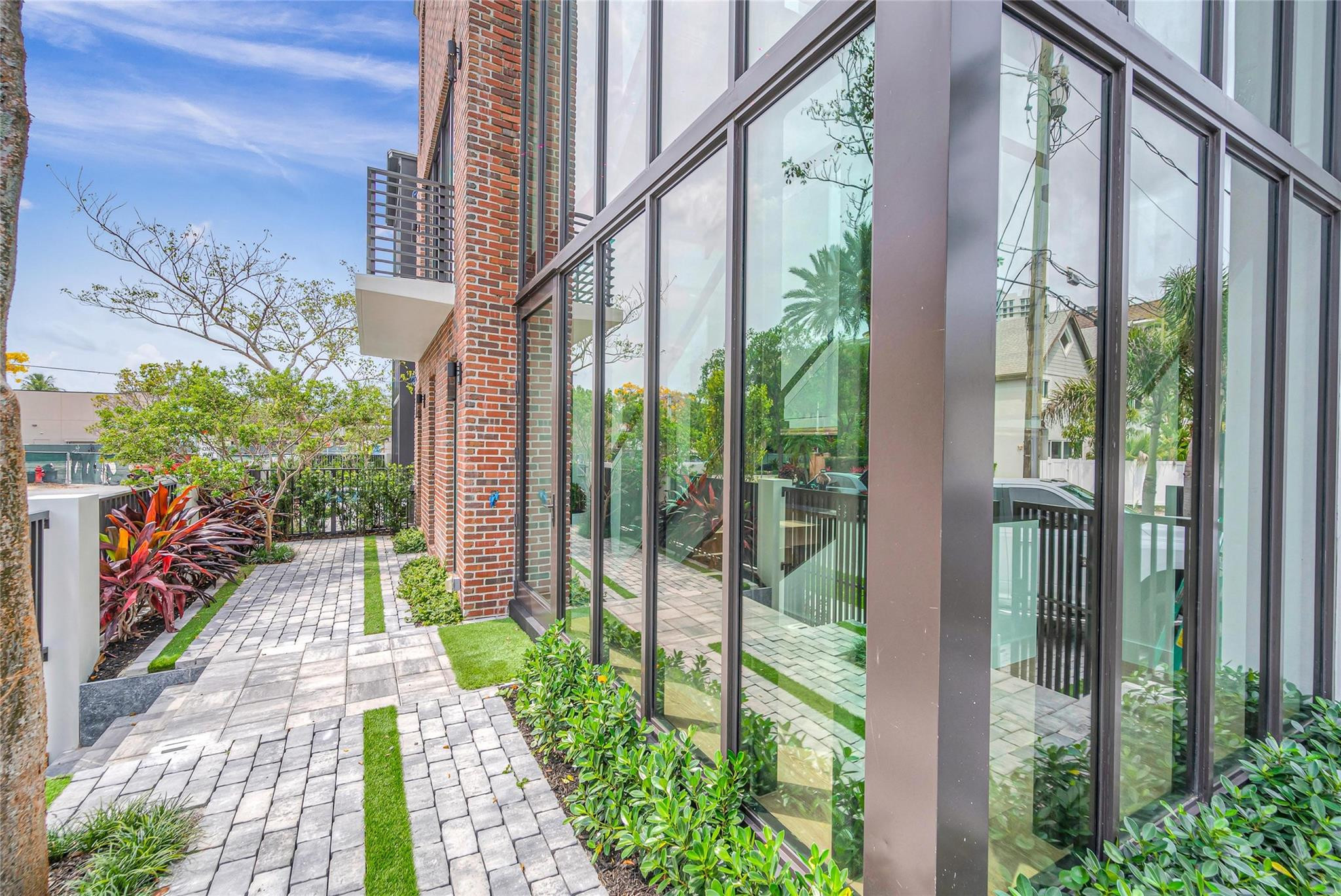 215 SE 10th Ter 215