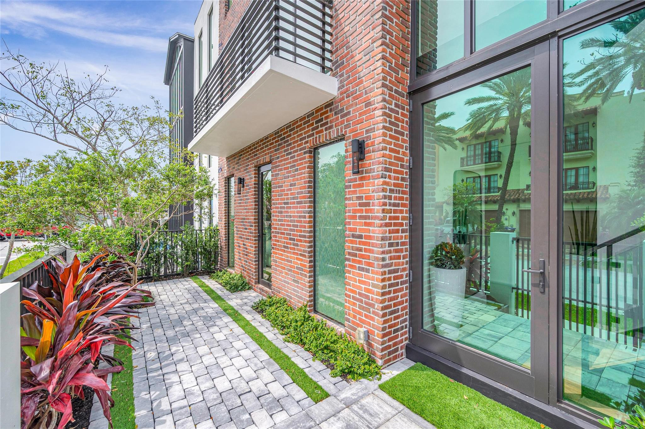 215 SE 10th Ter 215