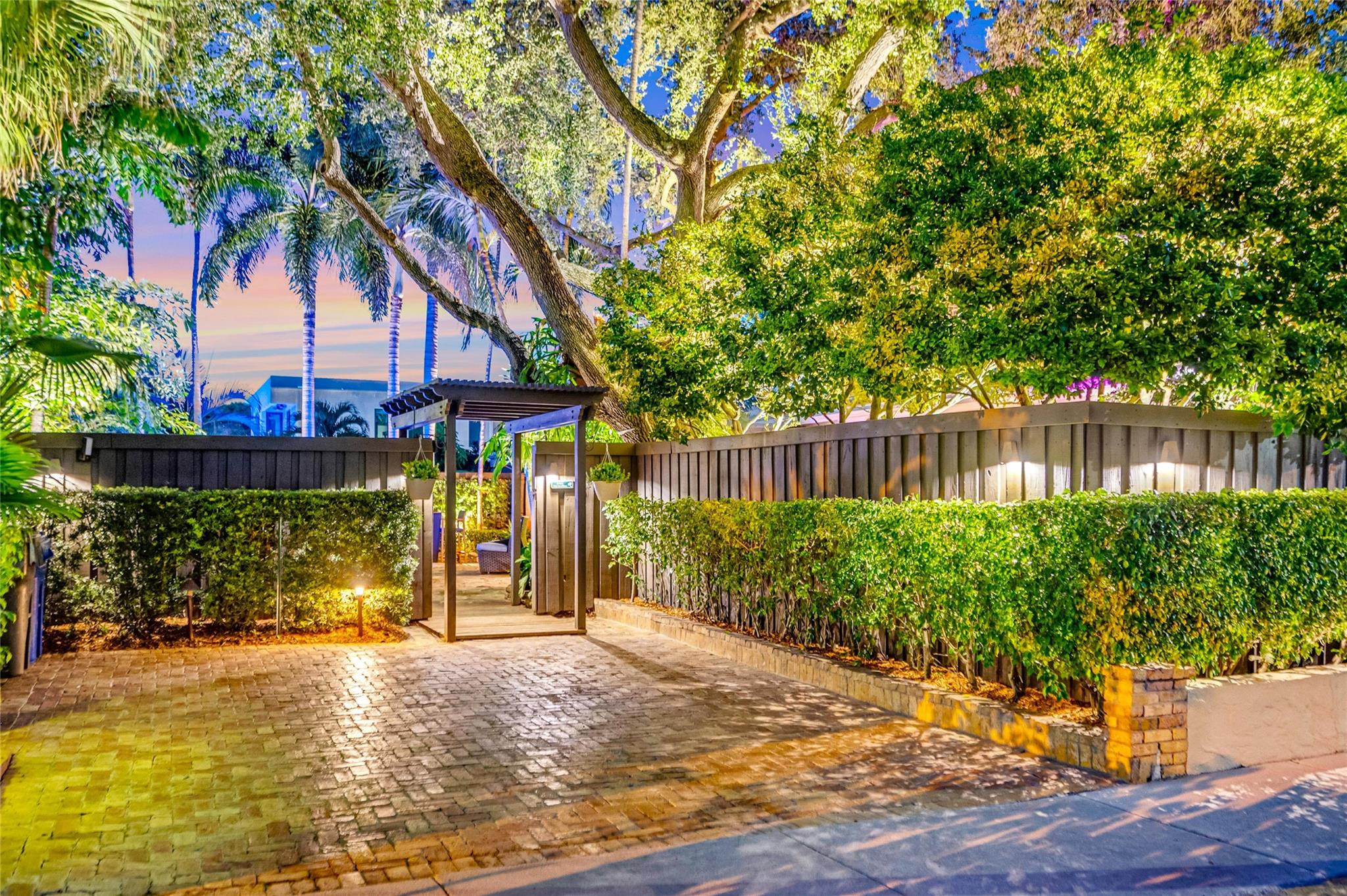 701 N Victoria Park Rd