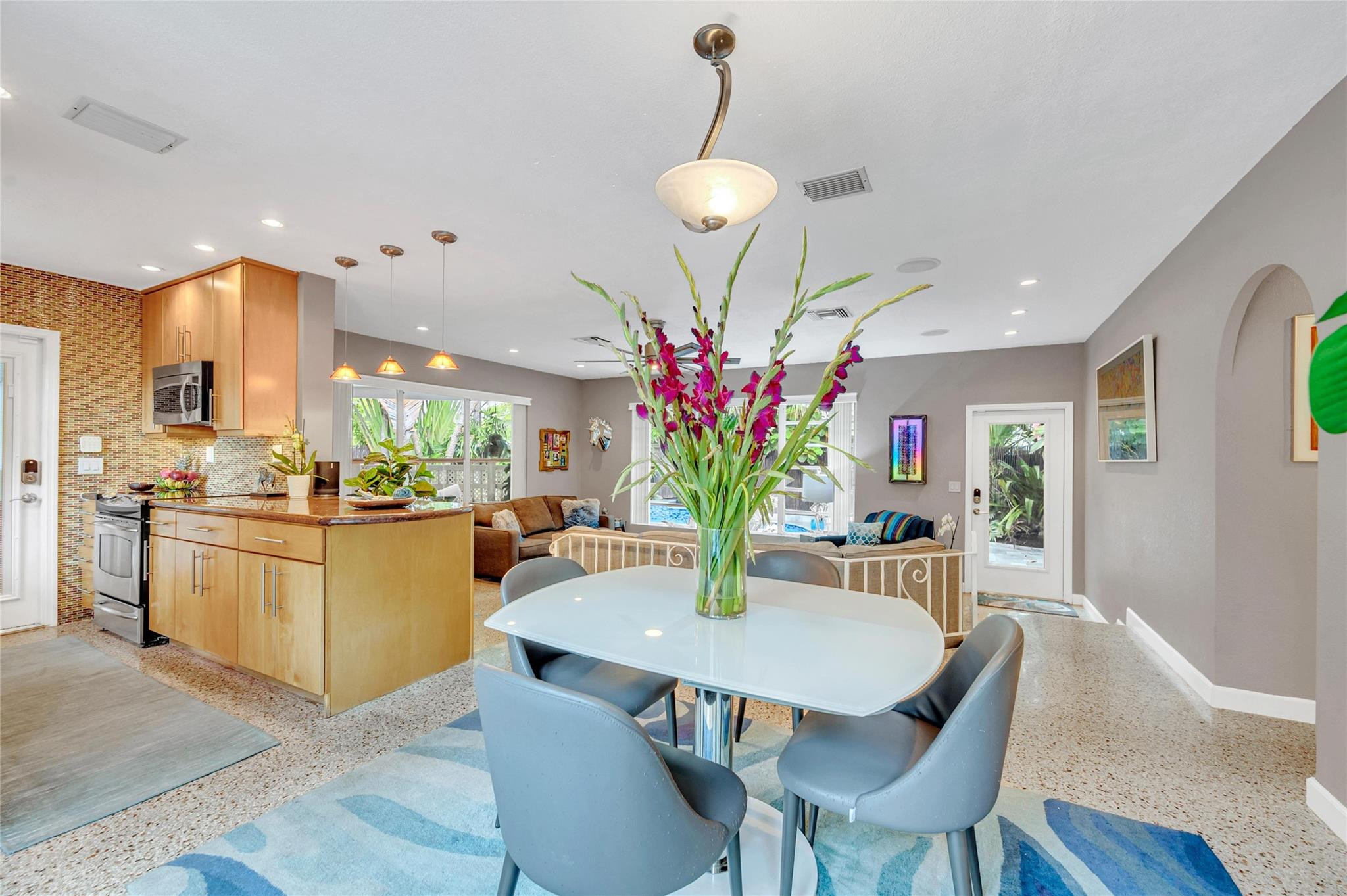 700 NE 15th Ct