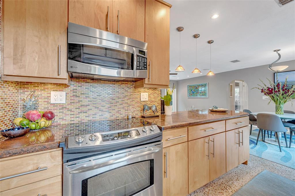 700 NE 15th Ct