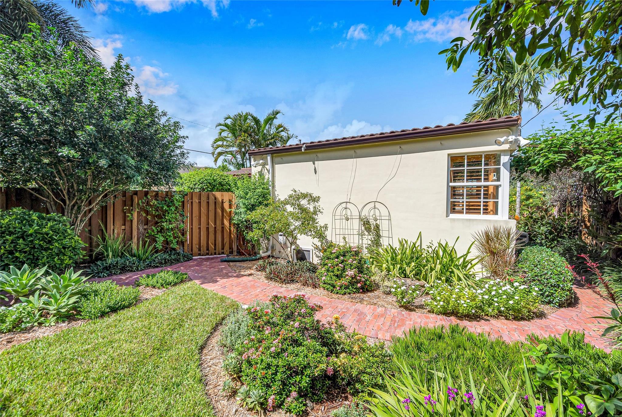 1600 NE 4th Ct