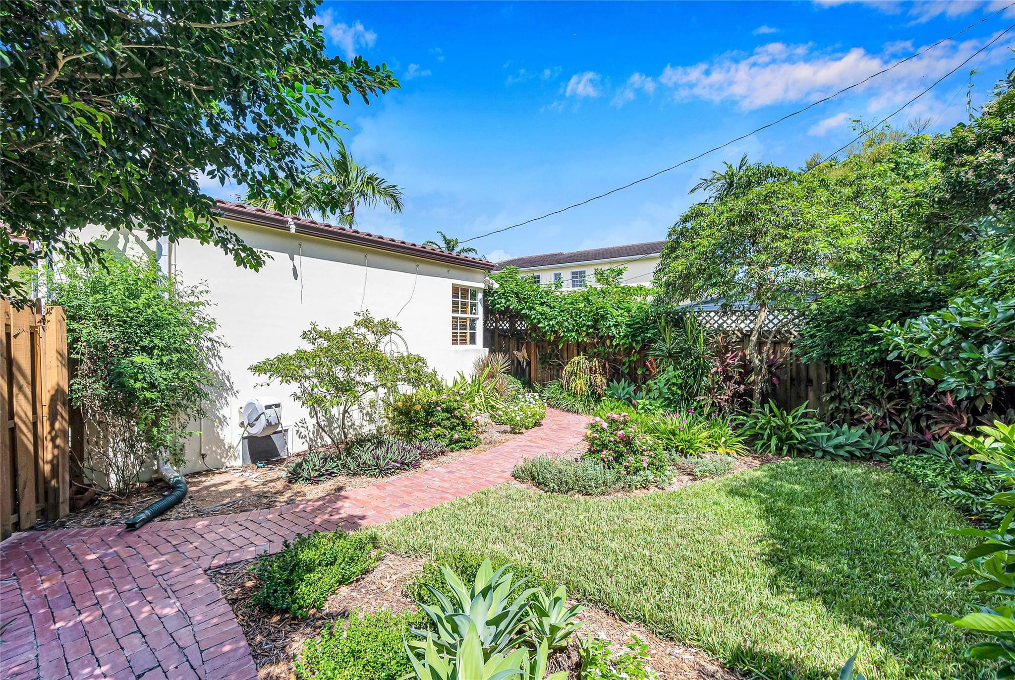 1600 NE 4th Ct