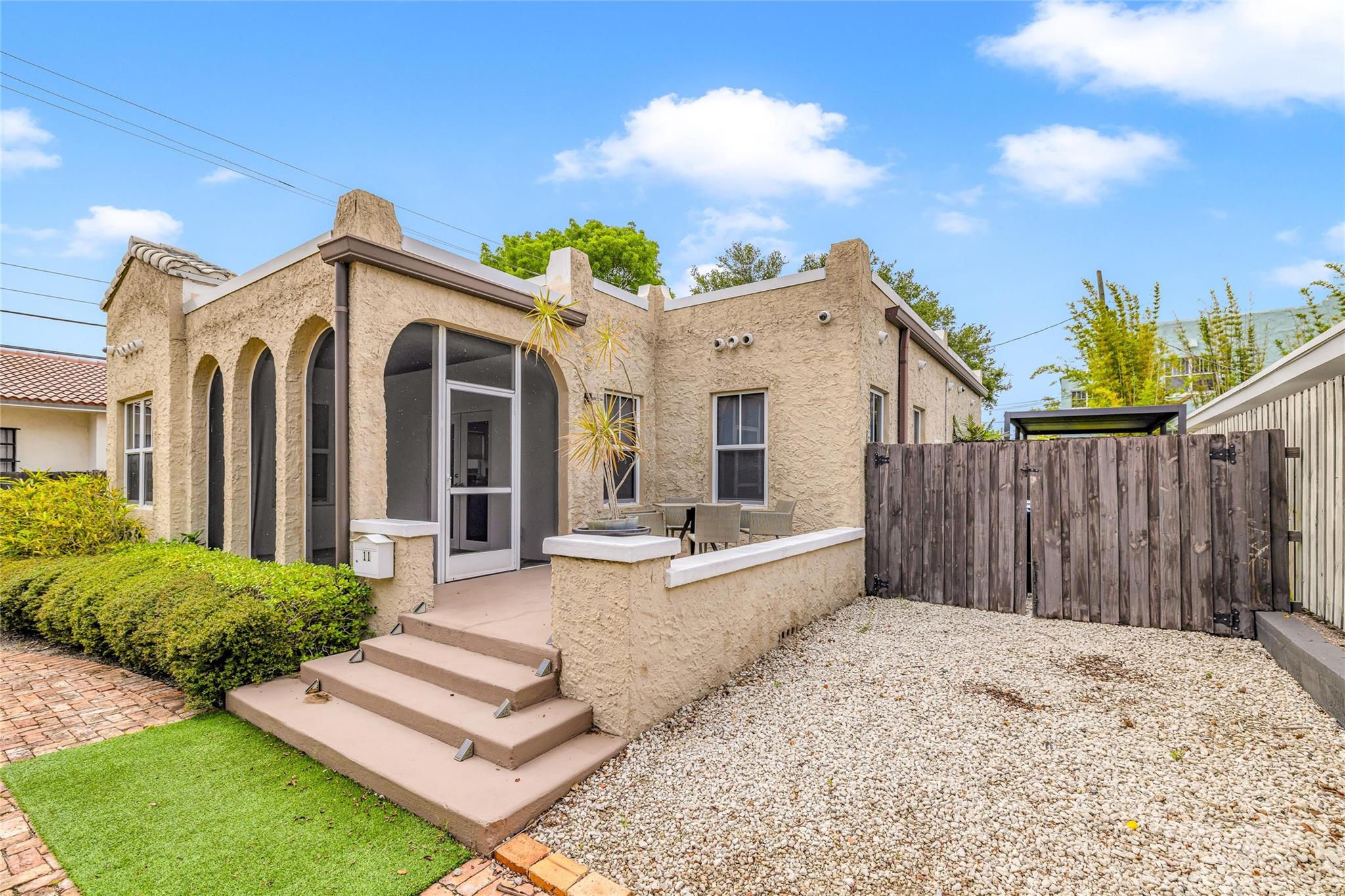 11 SE 13th St