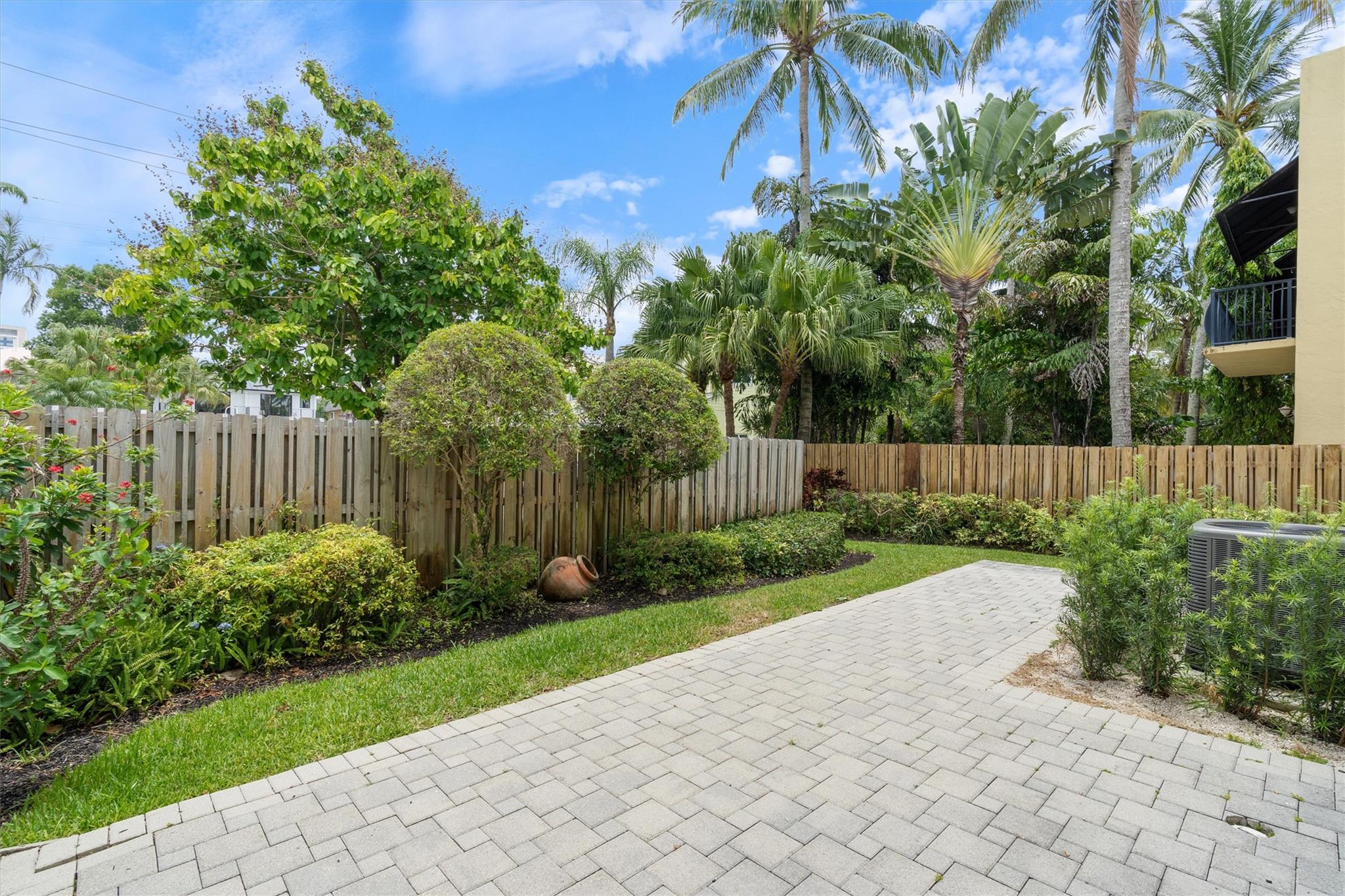 604 SW 8th Ave #2