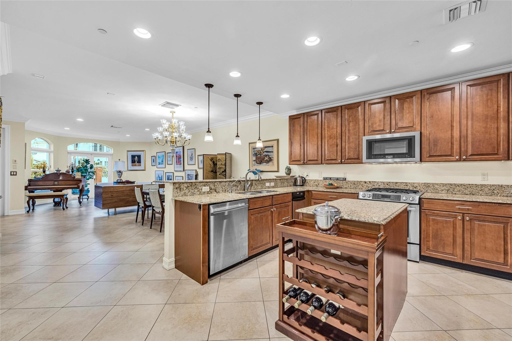 913 NE 17th Way *