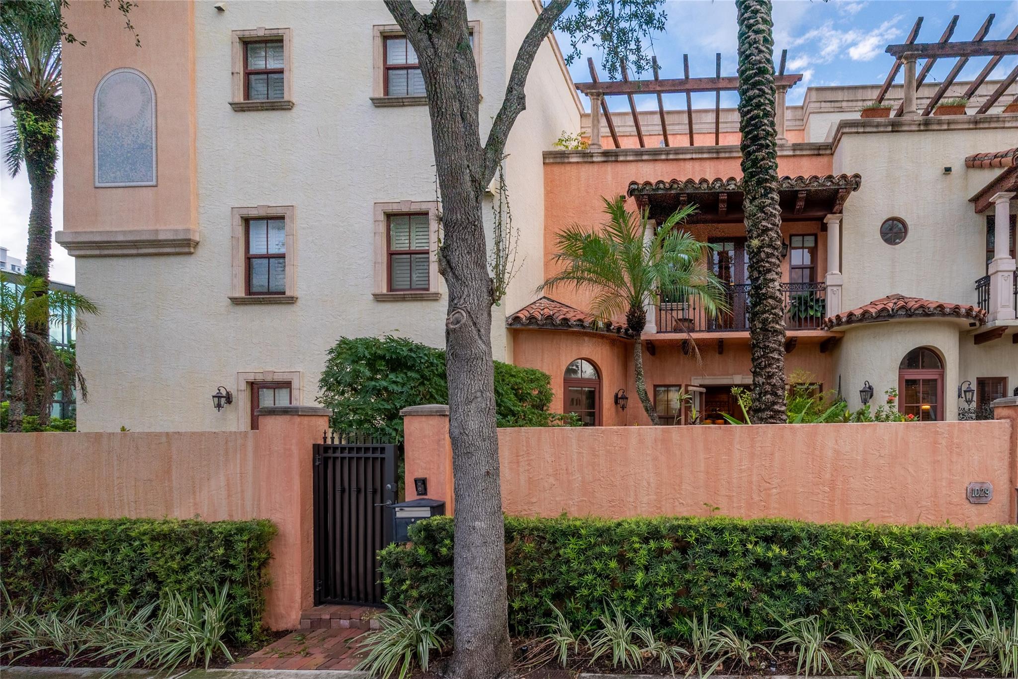 1025 SE 2nd Ct 1025
