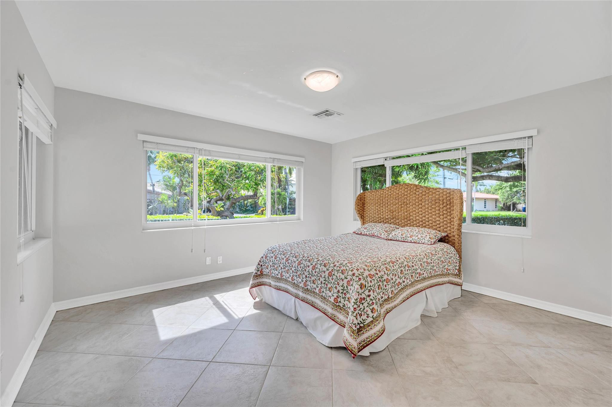 2100 Manatee Dr