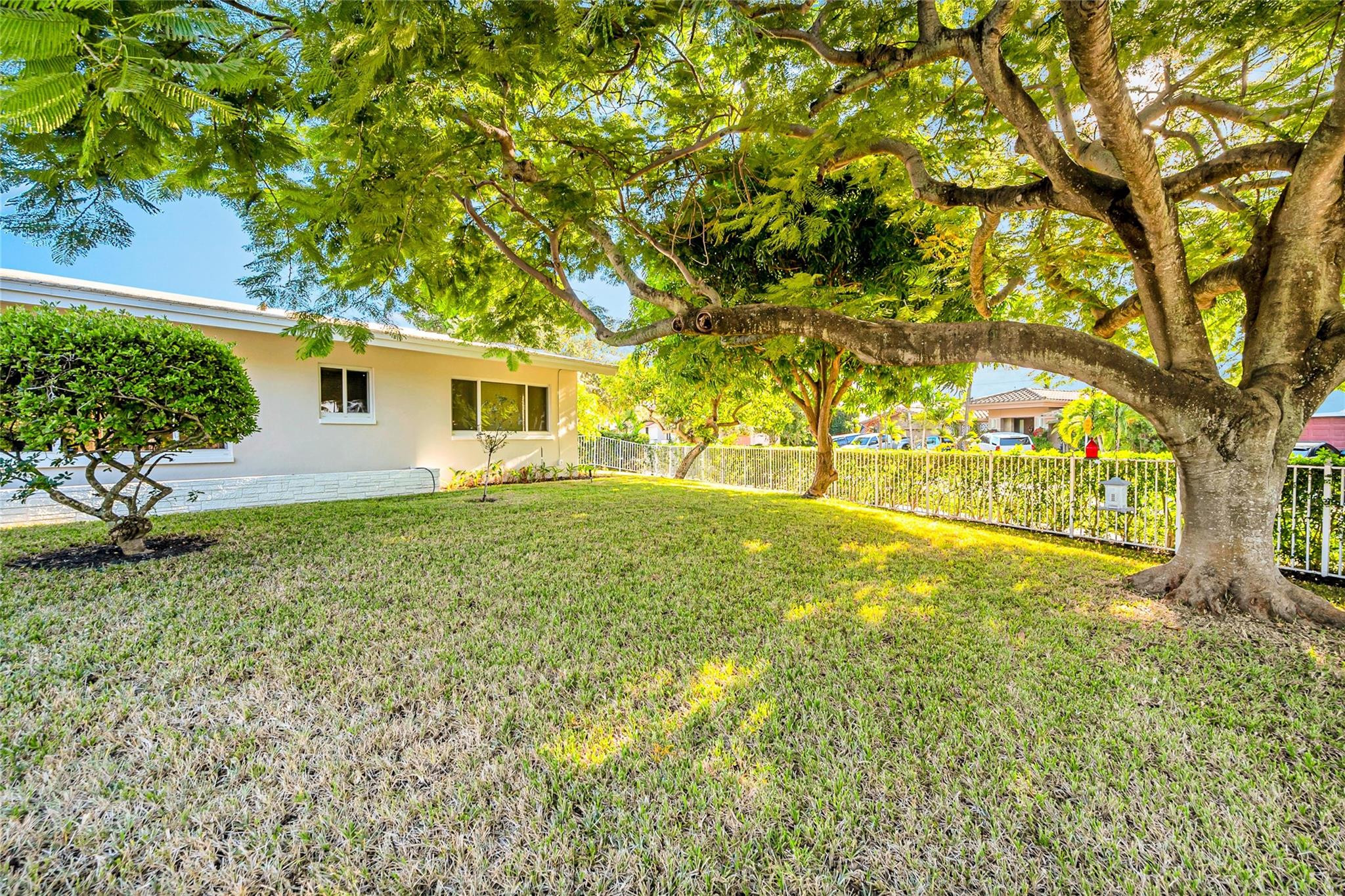 2100 Manatee Dr