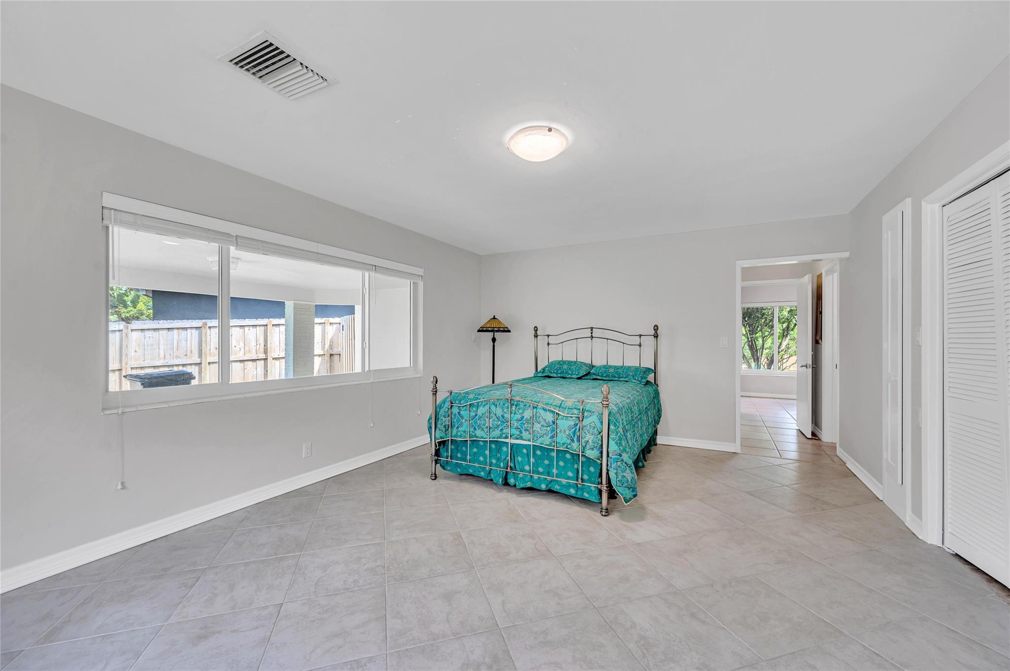 2100 Manatee Dr