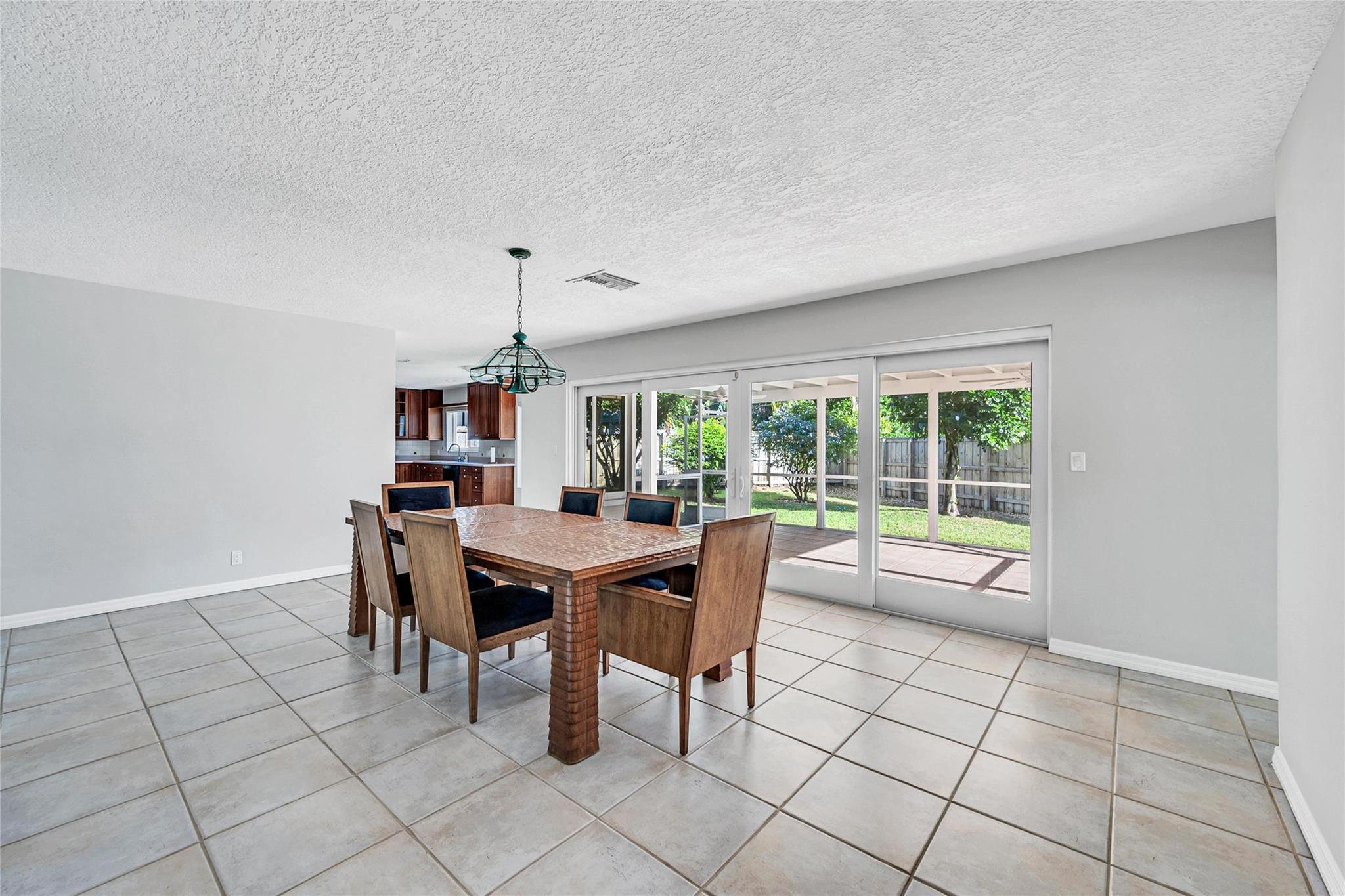 2100 Manatee Dr