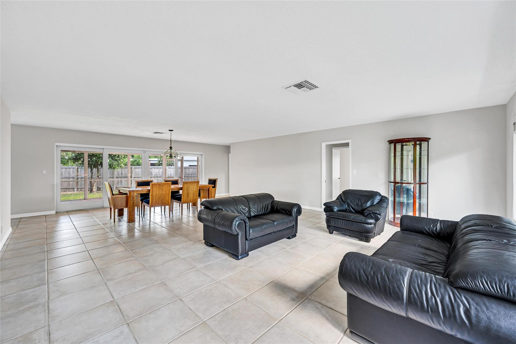 2100 Manatee Dr
