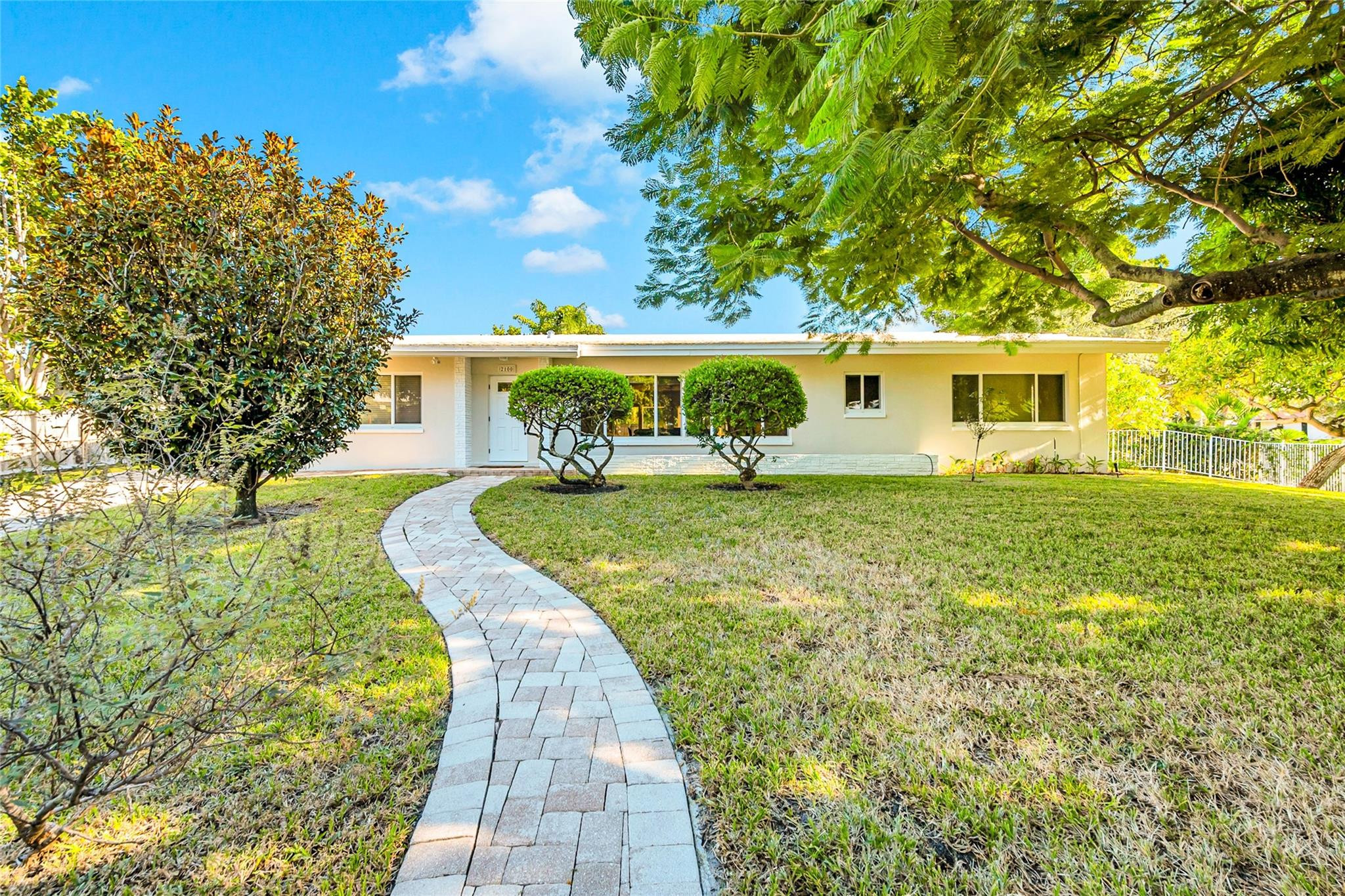 2100 Manatee Dr