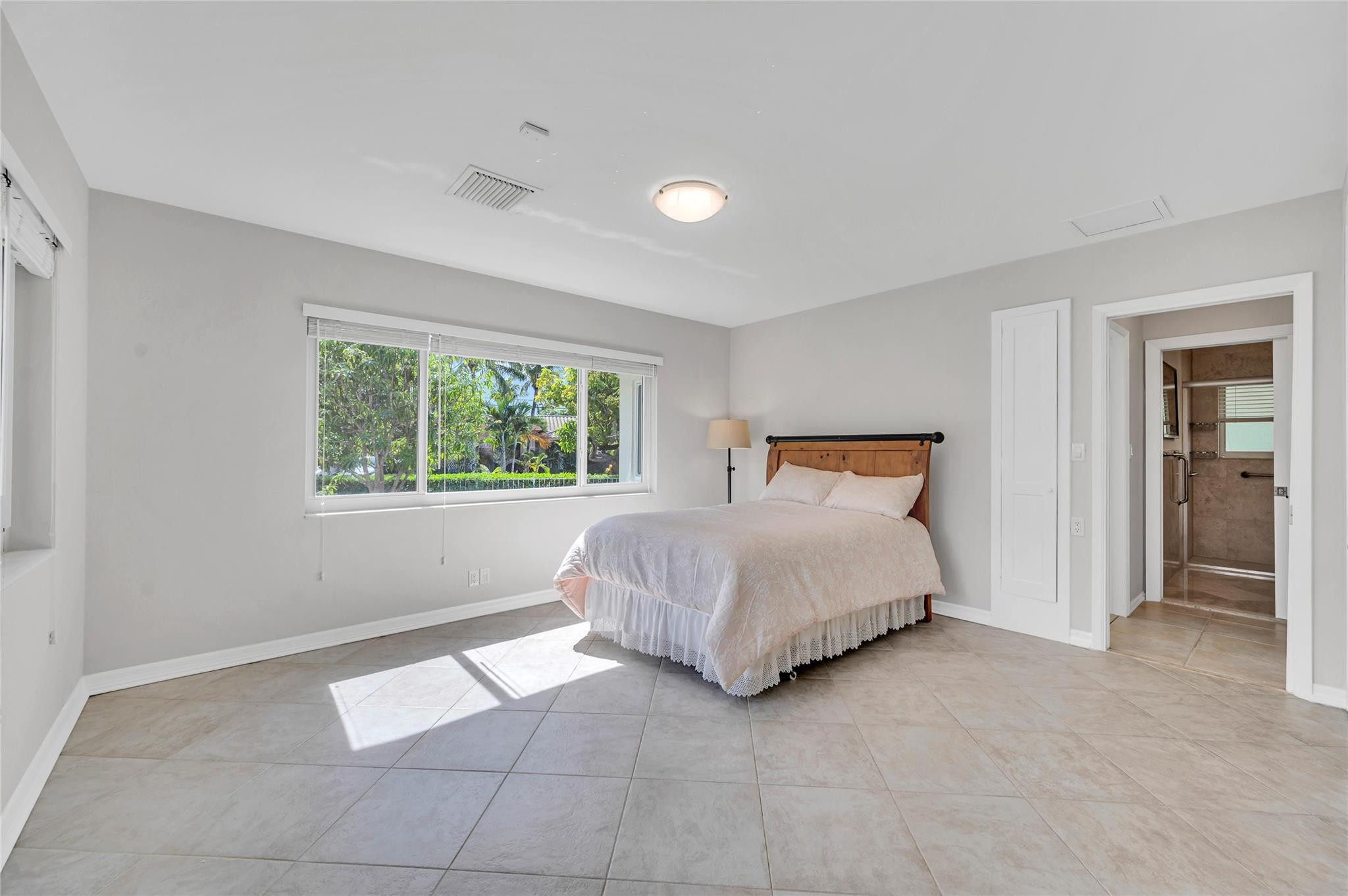2100 Manatee Dr