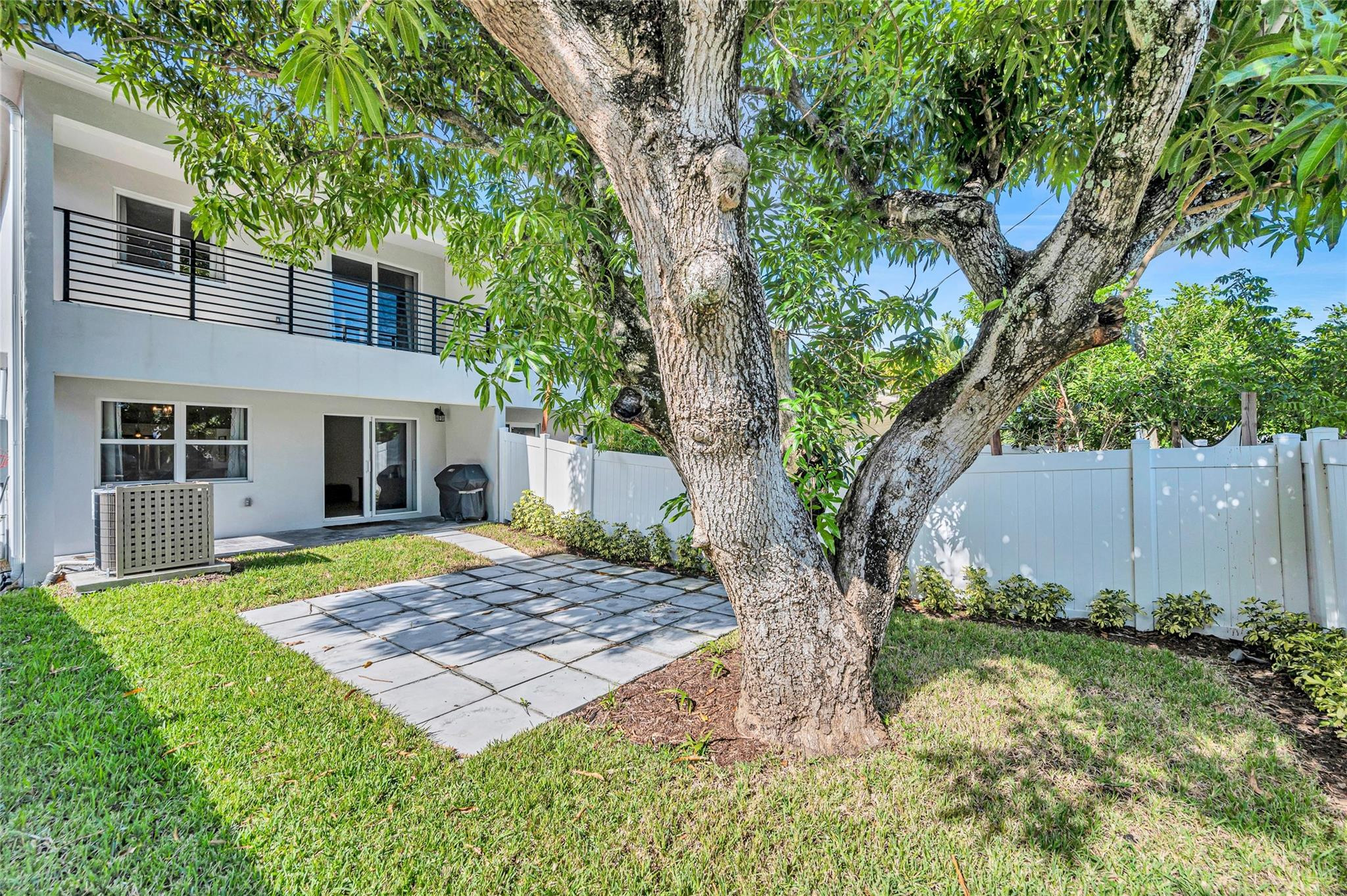 808 NE 15th Ave