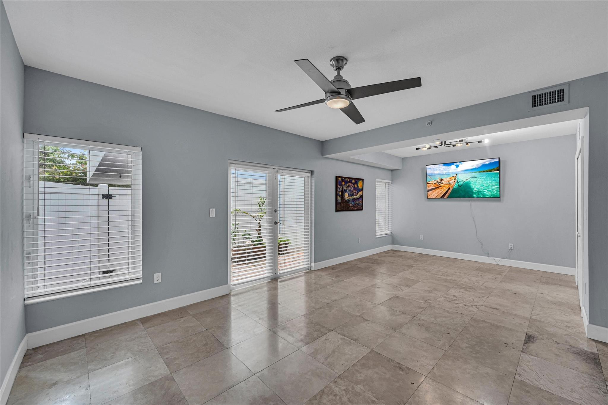 832 N Victoria Park Road 832