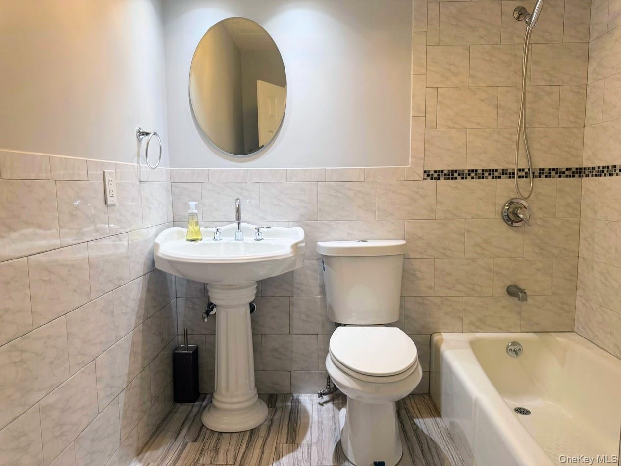 128 Colonial Parkway Unit: 3B