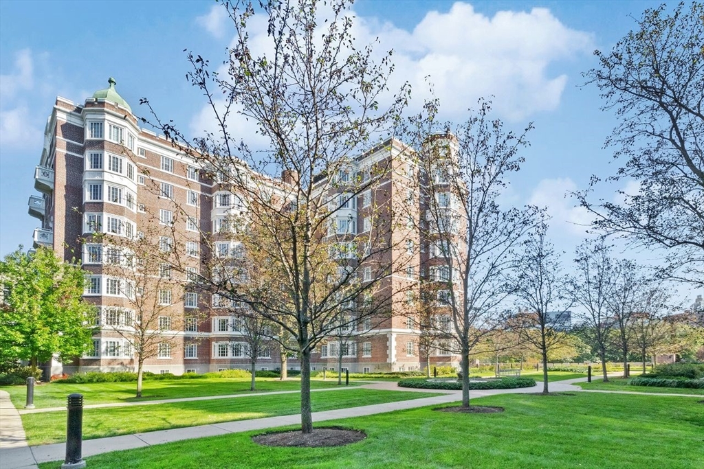 20 Chapel St Unit: APH4