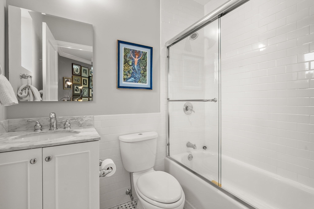 20 Chapel St Unit: APH4