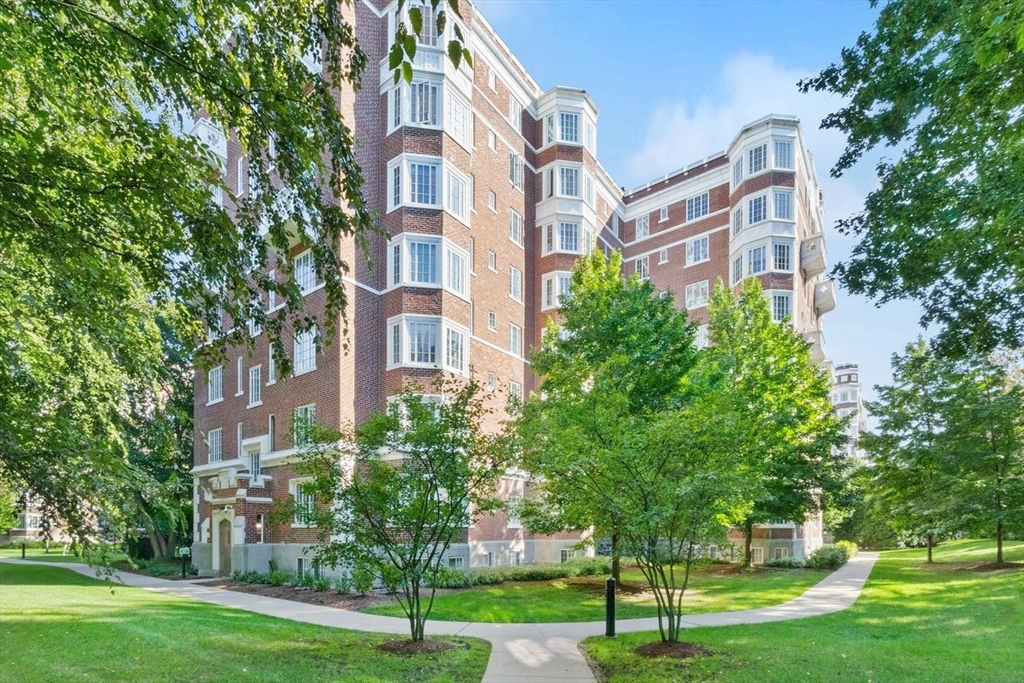 20 Chapel St Unit: APH4