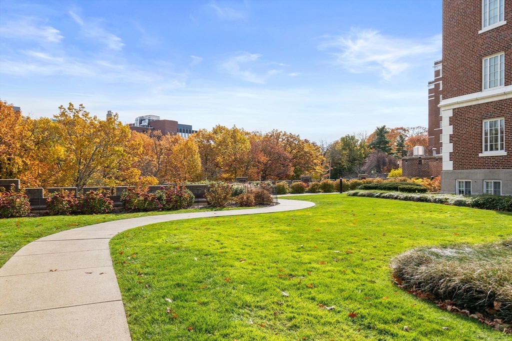 20 Chapel St Unit: APH4