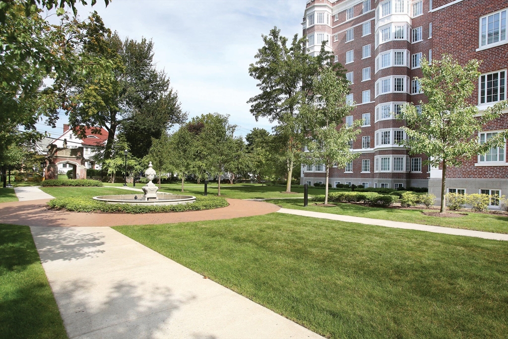 20 Chapel St Unit: APH4