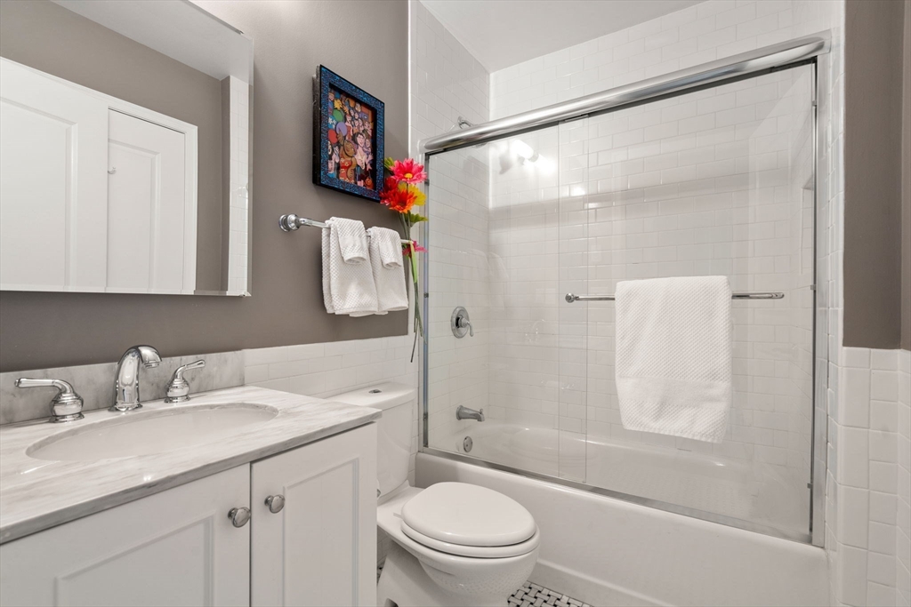 20 Chapel St Unit: APH4