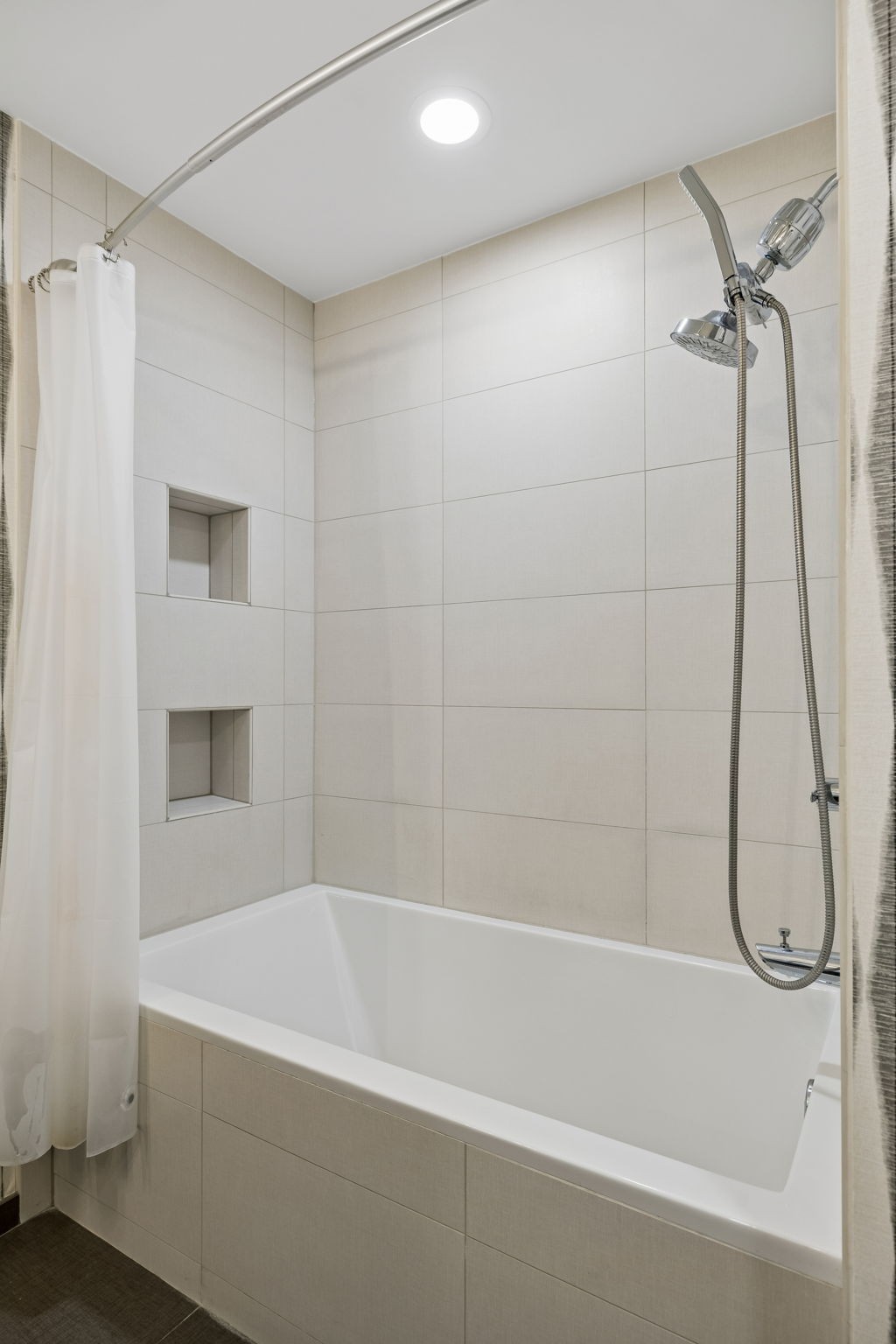 1212 Laurel Unit: 406