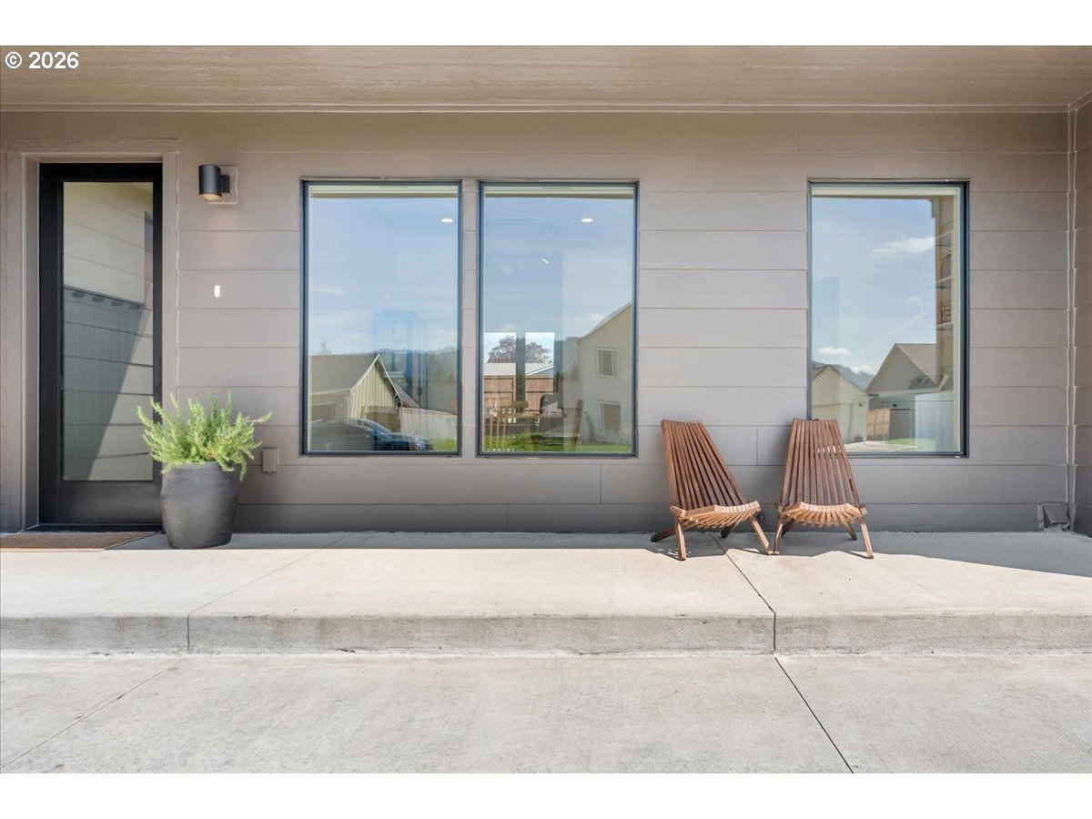 106 W MCDOWELL CT