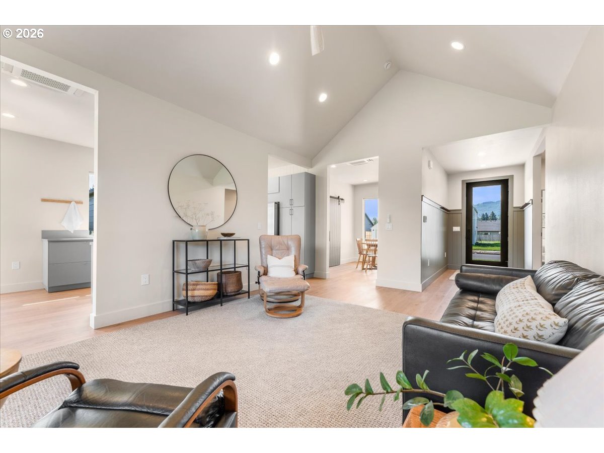 106 W MCDOWELL CT