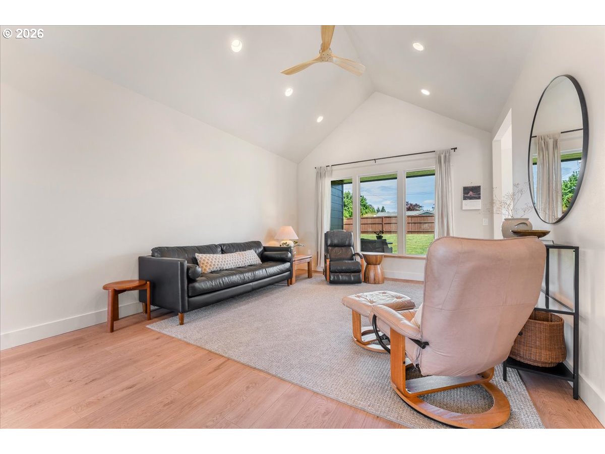 106 W MCDOWELL CT