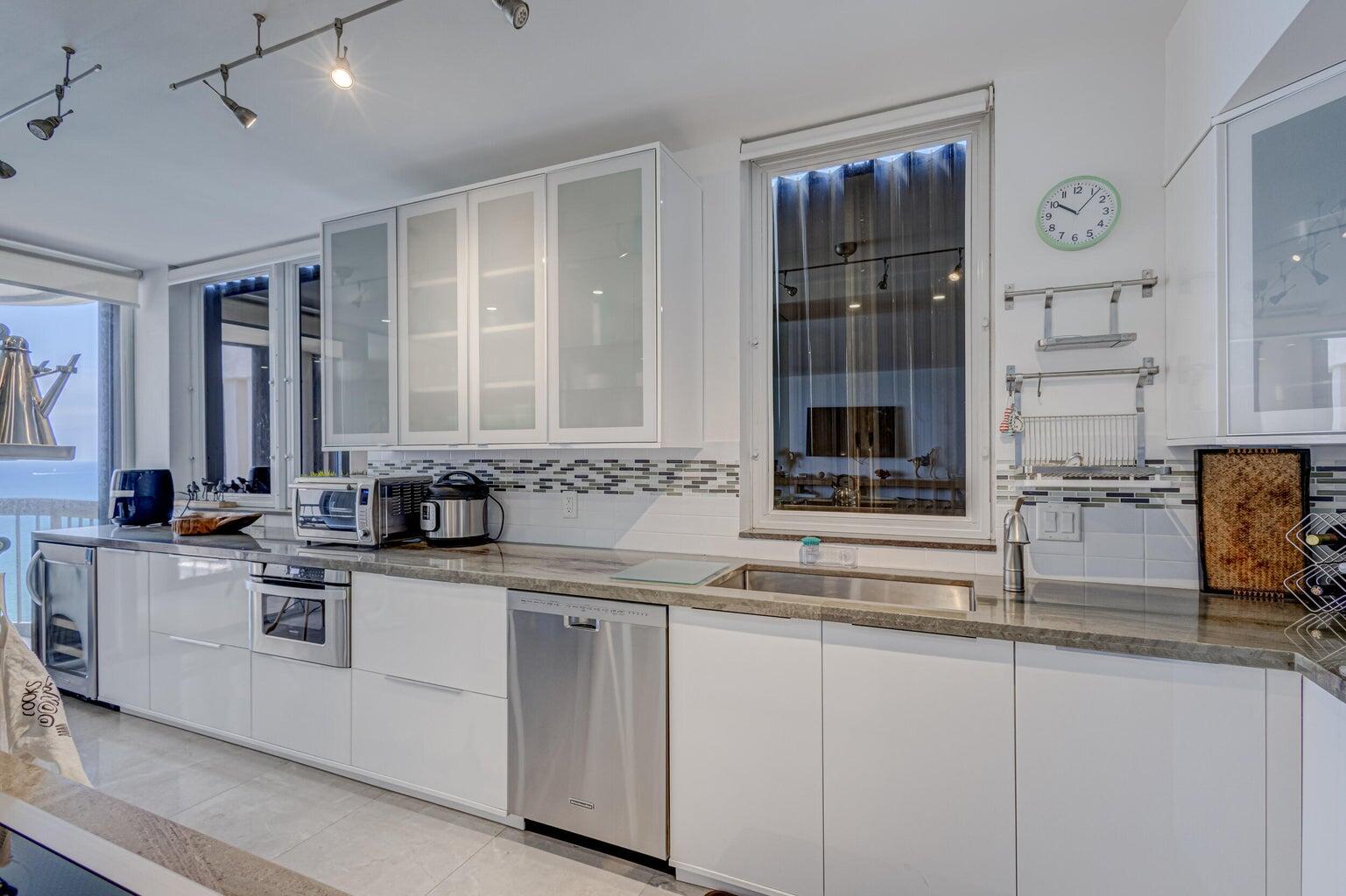 5380 N Ocean Drive Ph - B