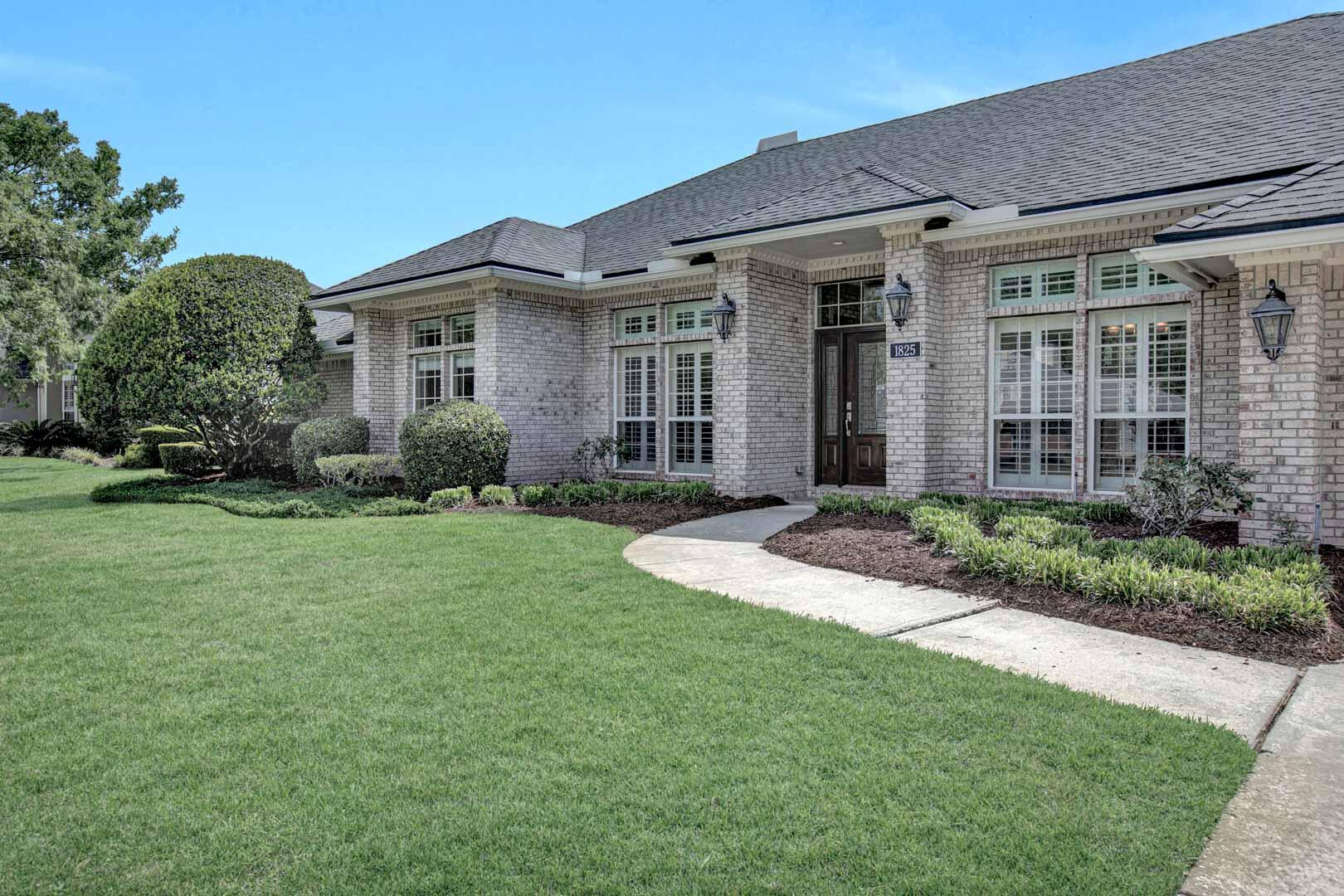 1825 Plantation Oaks Drive