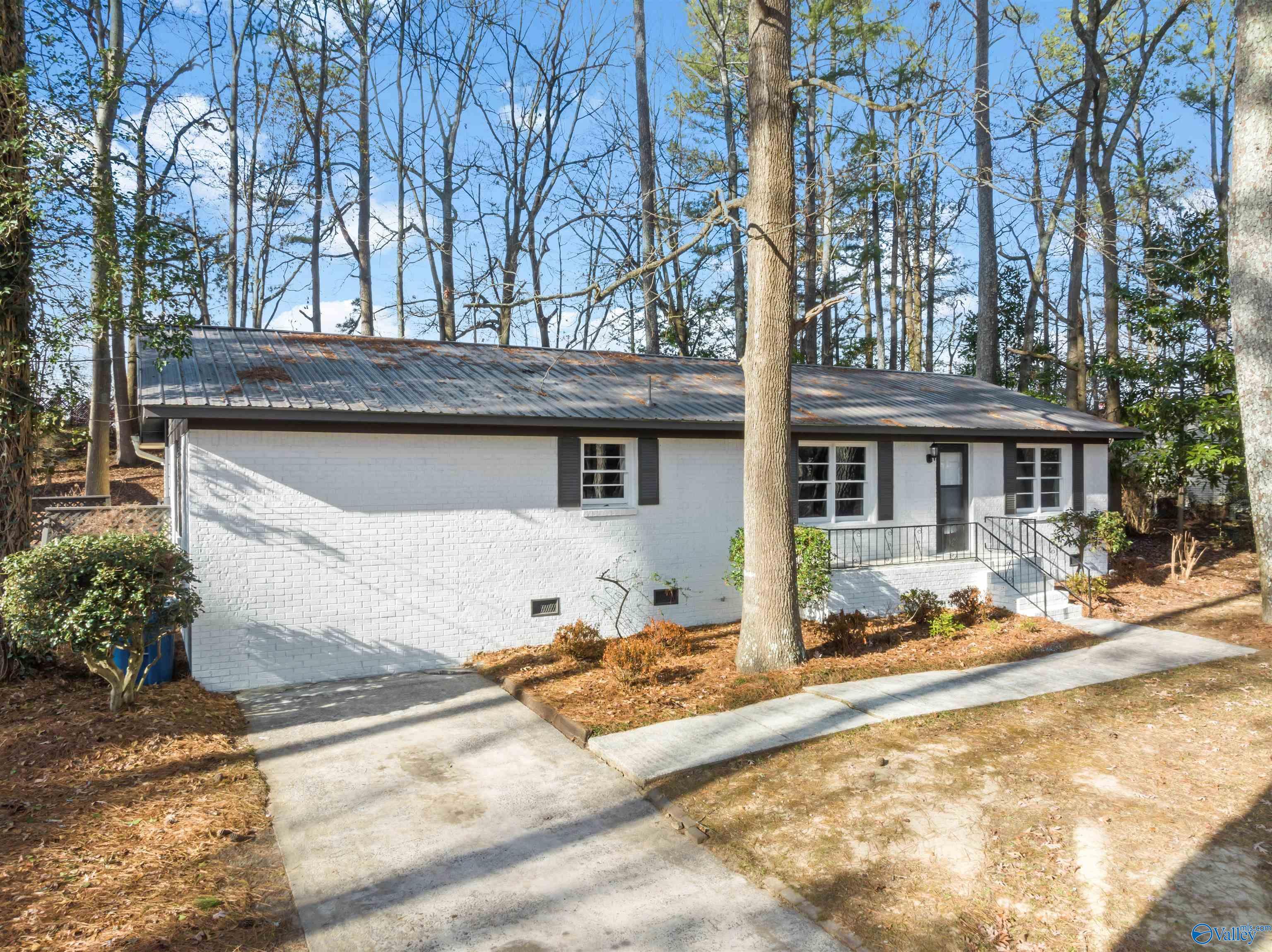211 Falkner Circle