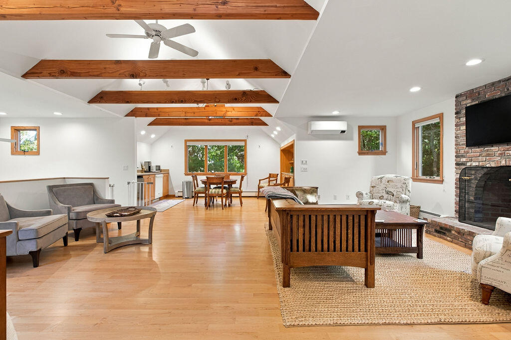 1095 Long Pond Road