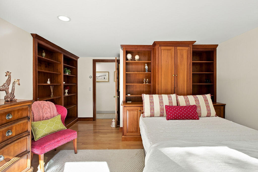 1095 Long Pond Road