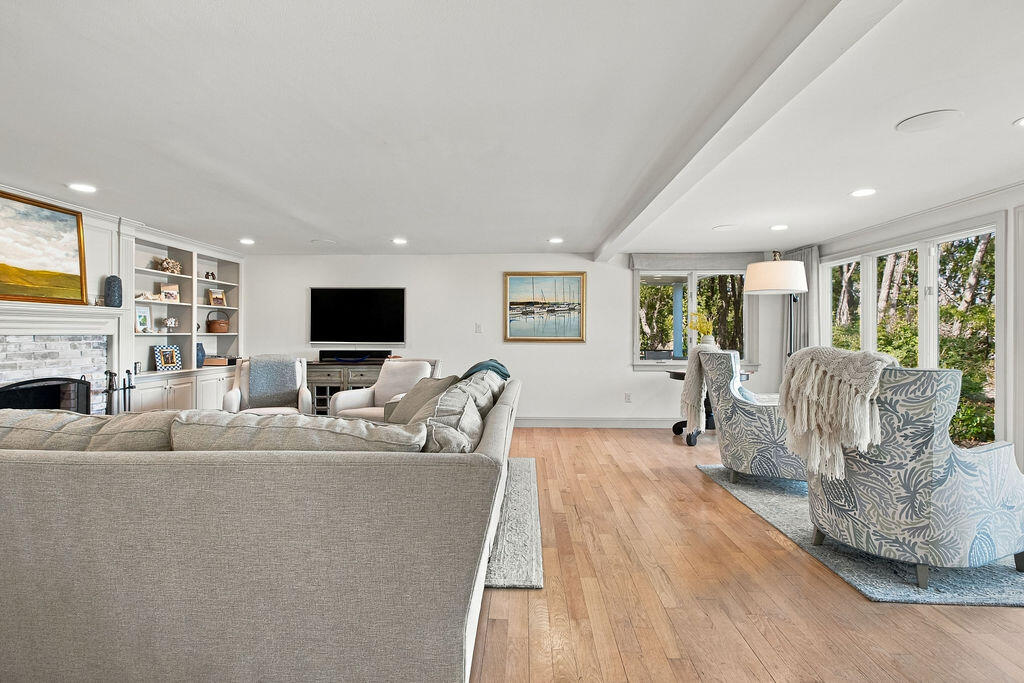 1095 Long Pond Road