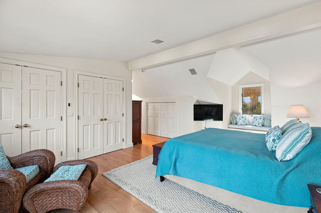 1095 Long Pond Road