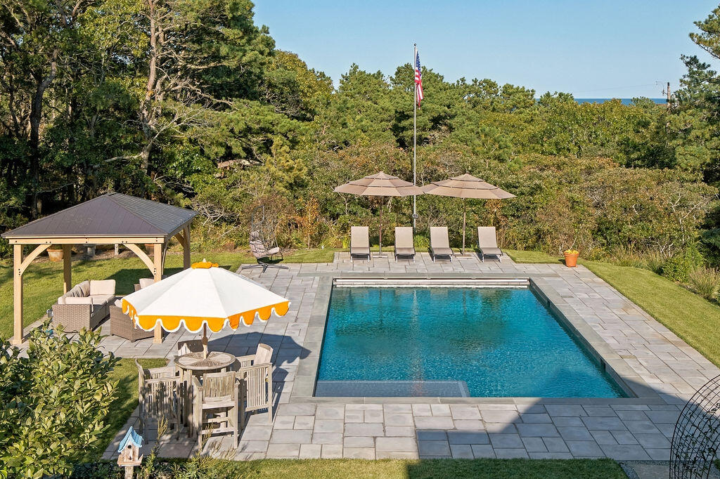 1095 Long Pond Road