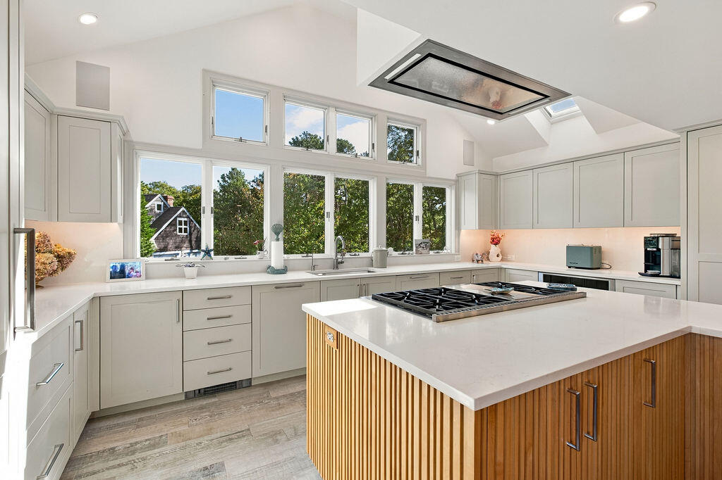 1095 Long Pond Road