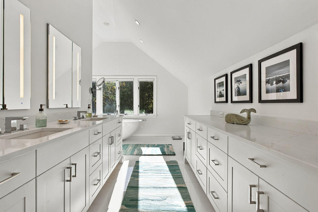 1095 Long Pond Road