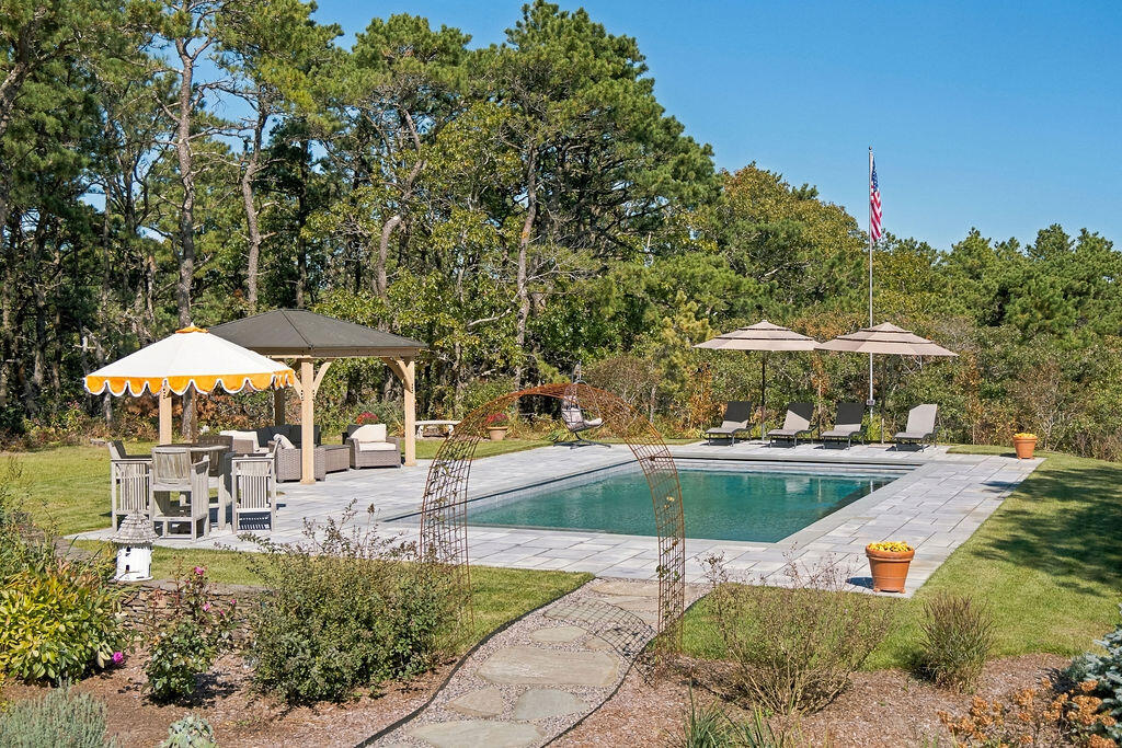 1095 Long Pond Road