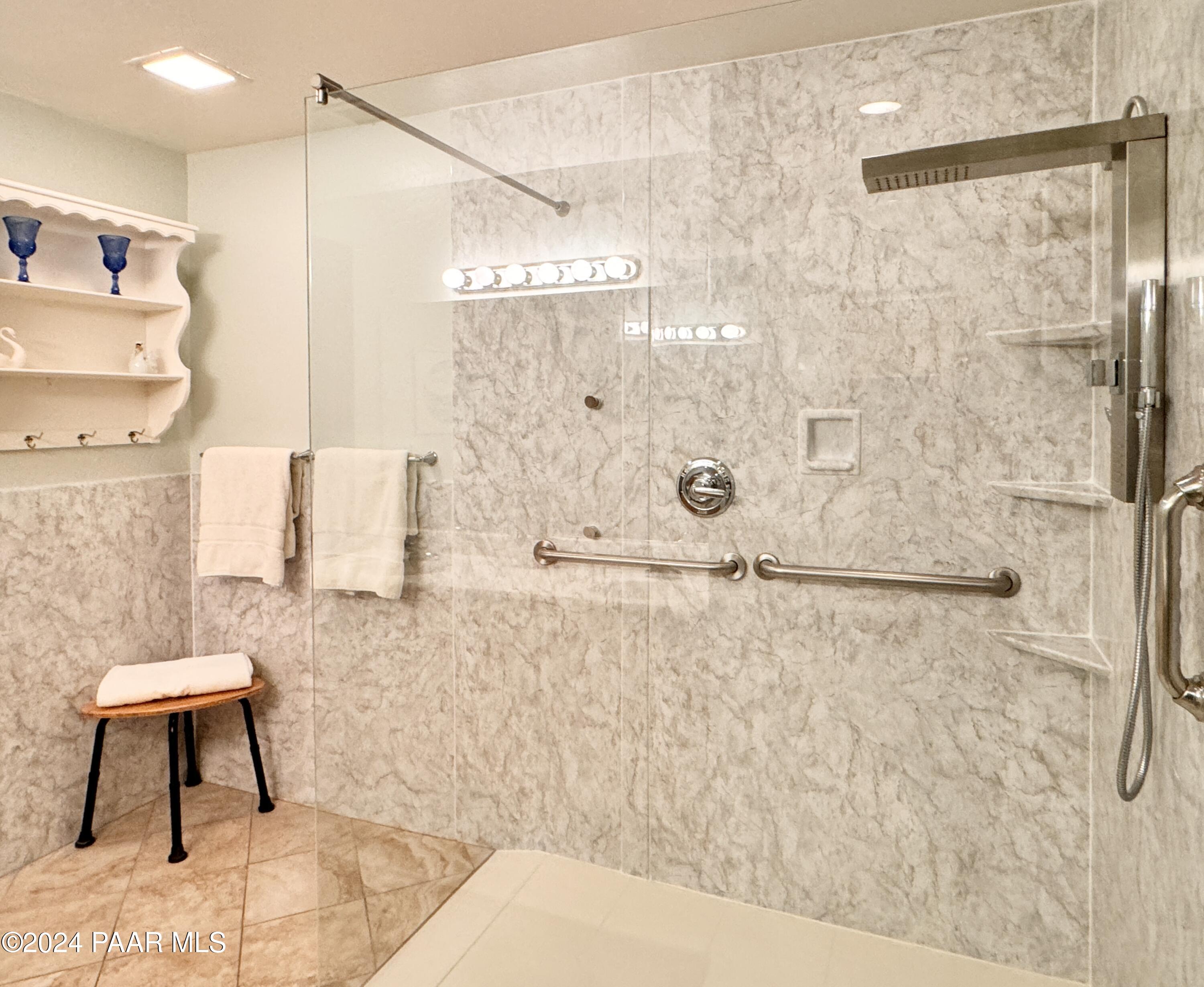 7229 N Sunrise Vista