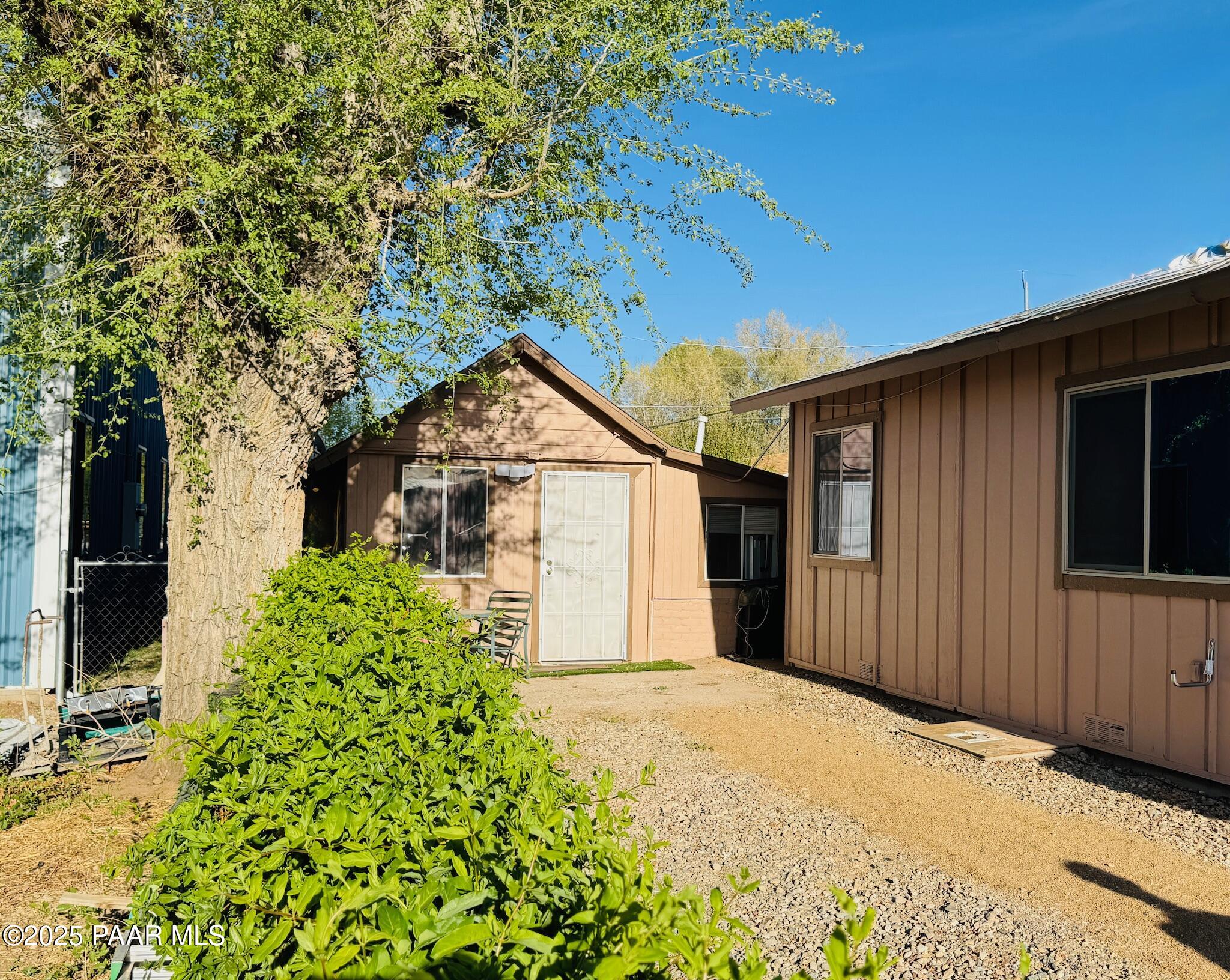 327 N Arizona Avenue