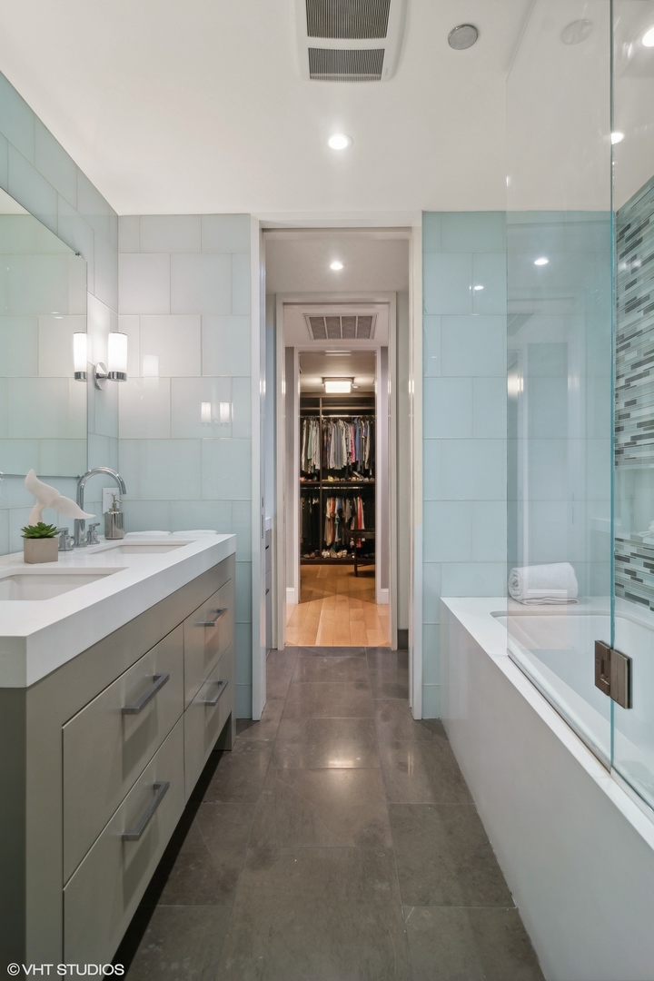 900 N Kingsbury Street Unit: 746