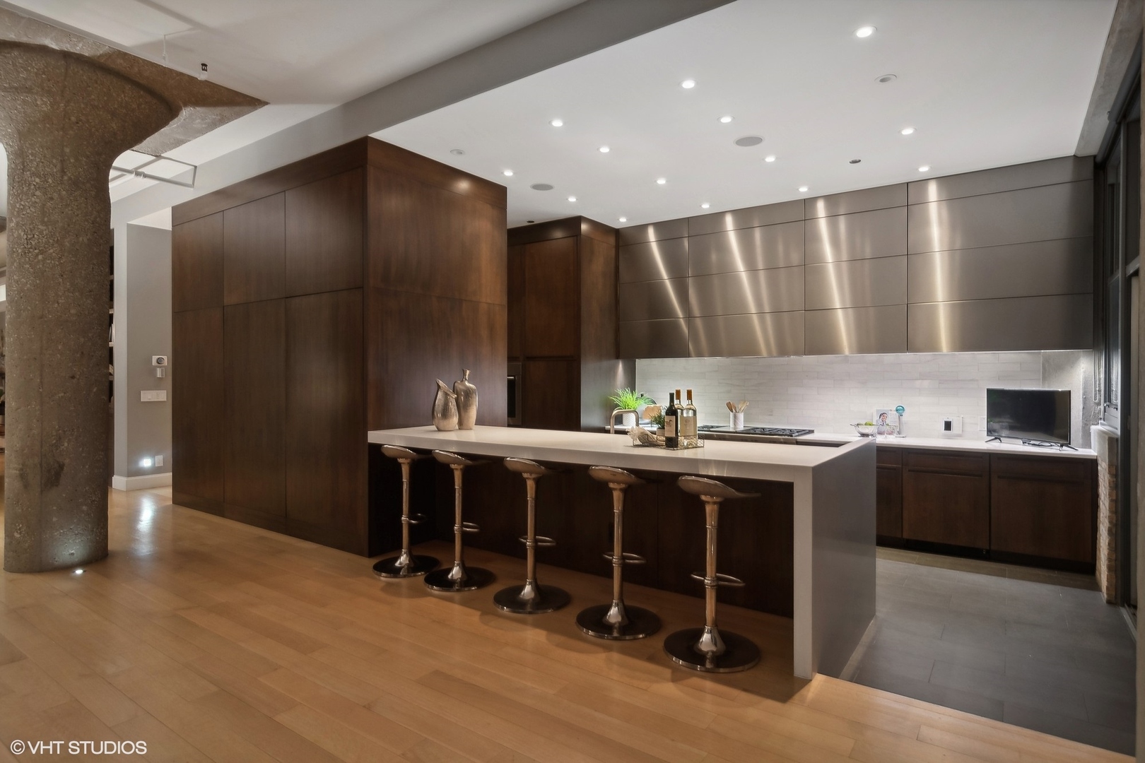 900 N Kingsbury Street Unit: 746