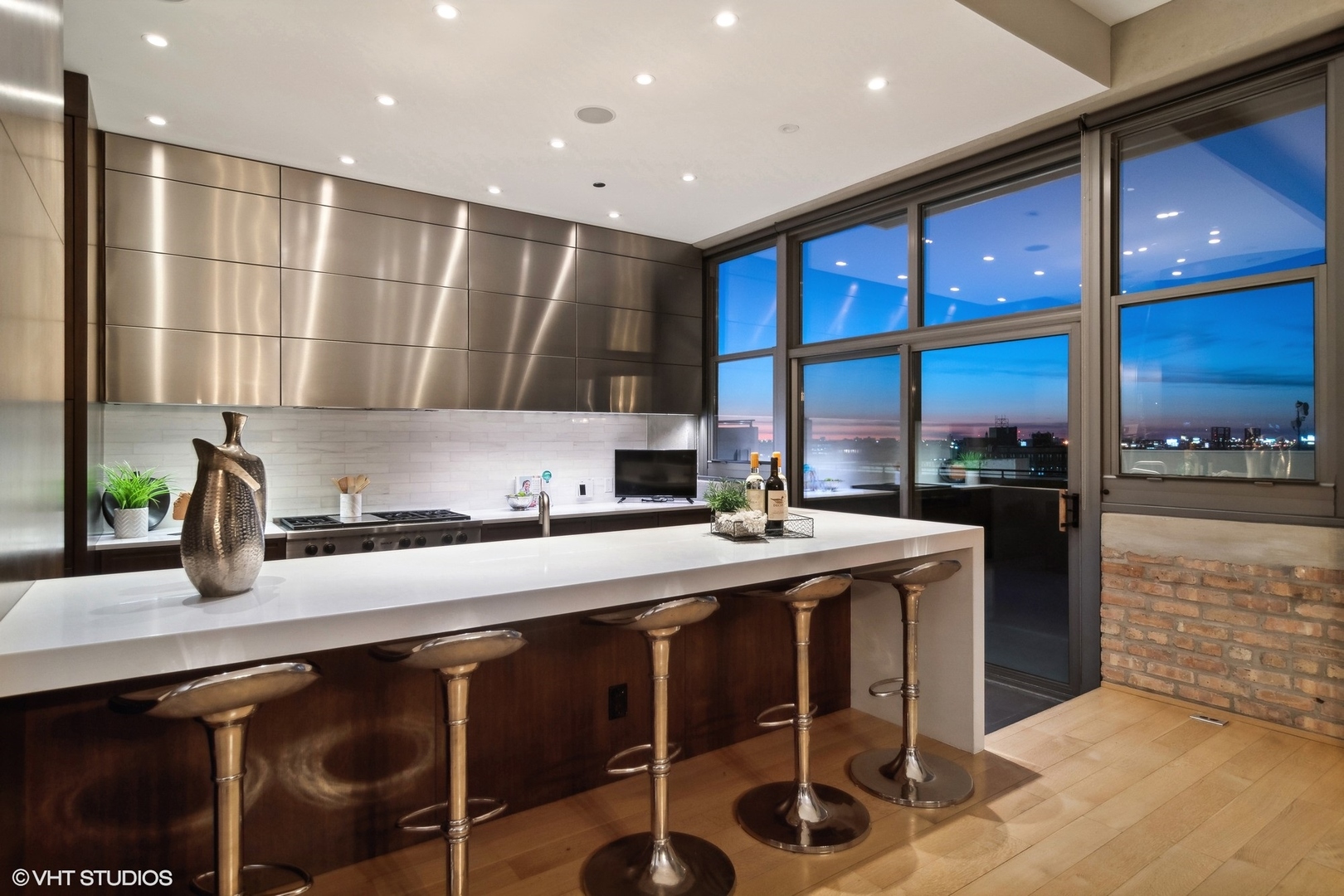 900 N Kingsbury Street Unit: 746