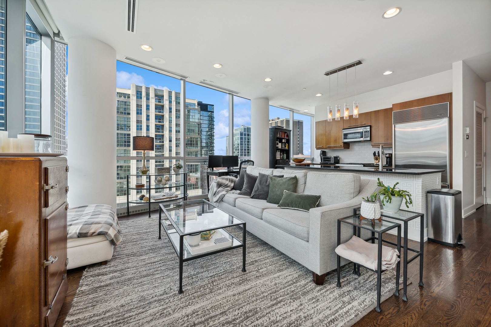 110 W Superior Street Unit: 902