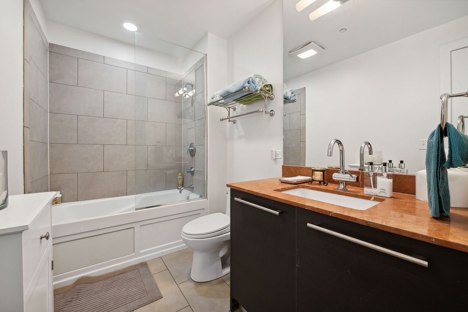 110 W Superior Street Unit: 902