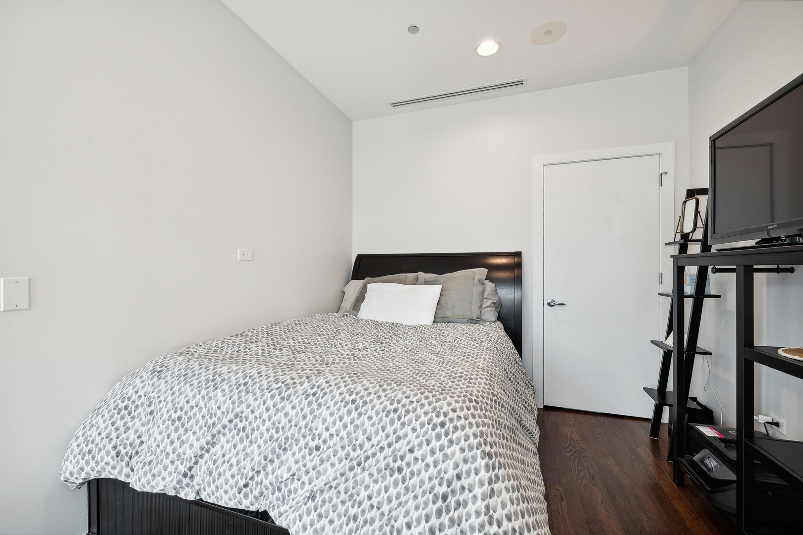 110 W Superior Street Unit: 902